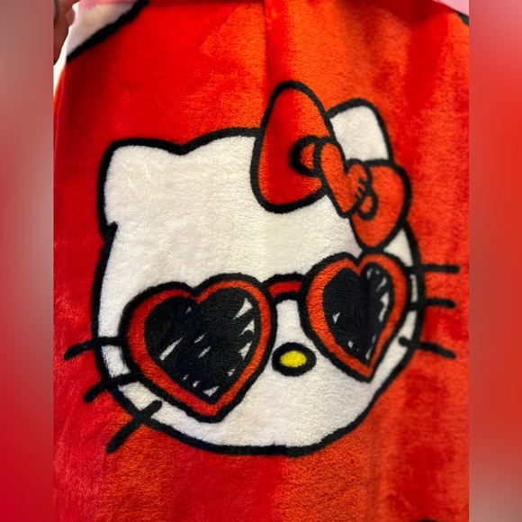 Sanrio Hello Kitty red throw blanket - Picture 3 of 4